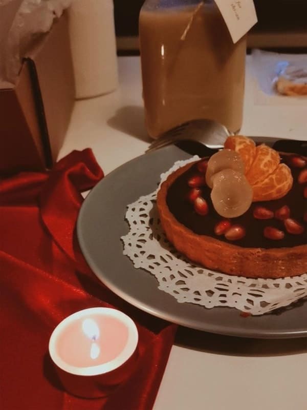 Alvin and Ruth’s highly aesthetic ensemble of pomegranate, longan and mandarin slices adorn the chocolate tart. Image courtesy of Alvin and Ruth.