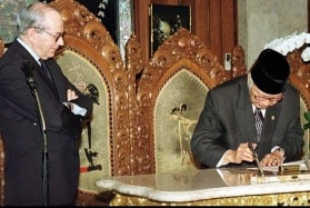 Indonesian president Suharto signed an agreement for a bailout by the International Monetary Fund (IMF). Image courtesy of Forbes.