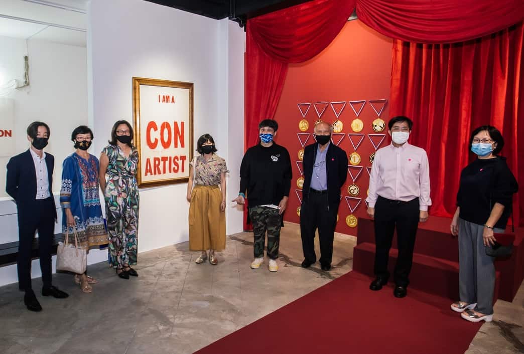 Mr Daniel Teo, TPM Founding Director (third from the right), Ms Rachel Teo, TPM Founding Director (third from the left), Ms Yvonne Tham, Guest of Honour, CEO, Esplanade – Theatres on the Bay (fourth from the left), Justin Lee, artist, (fourth from the right), Mr Teng Jee Hum & Ms June Ong, collectors (first and second from the right). 