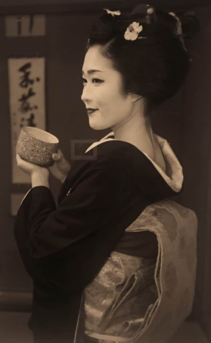 geisha at work. Photo taken by photographer Russel Wong